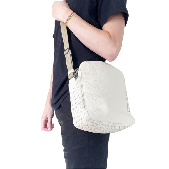 Bottega Veneta bone white pebbled leather intrecciato detail crossbody bag - Picture 4 of 12